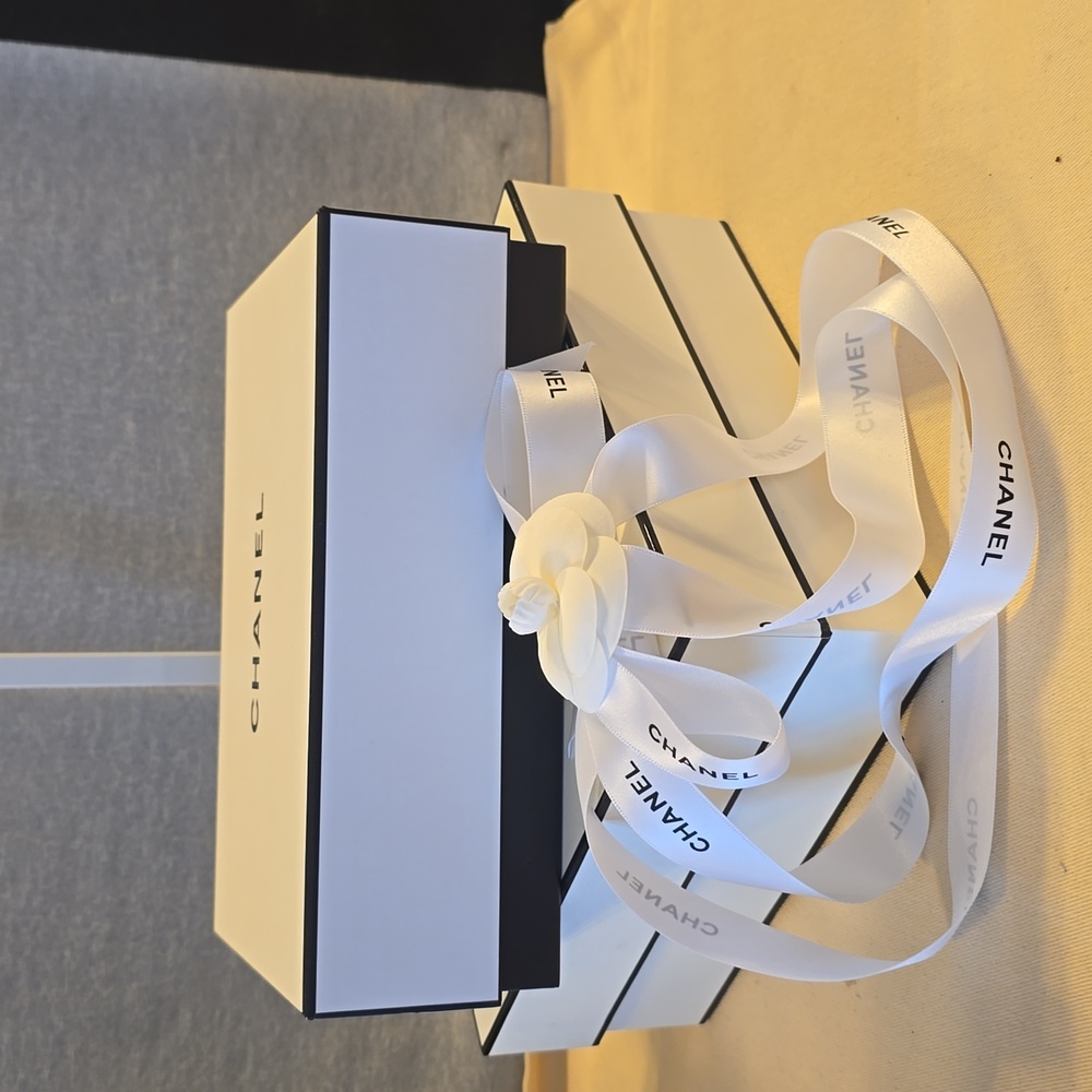 CHANEL White Ribbon Gift Box Set - Elegant Packaging for Women Accessories - Picture 2 of 4